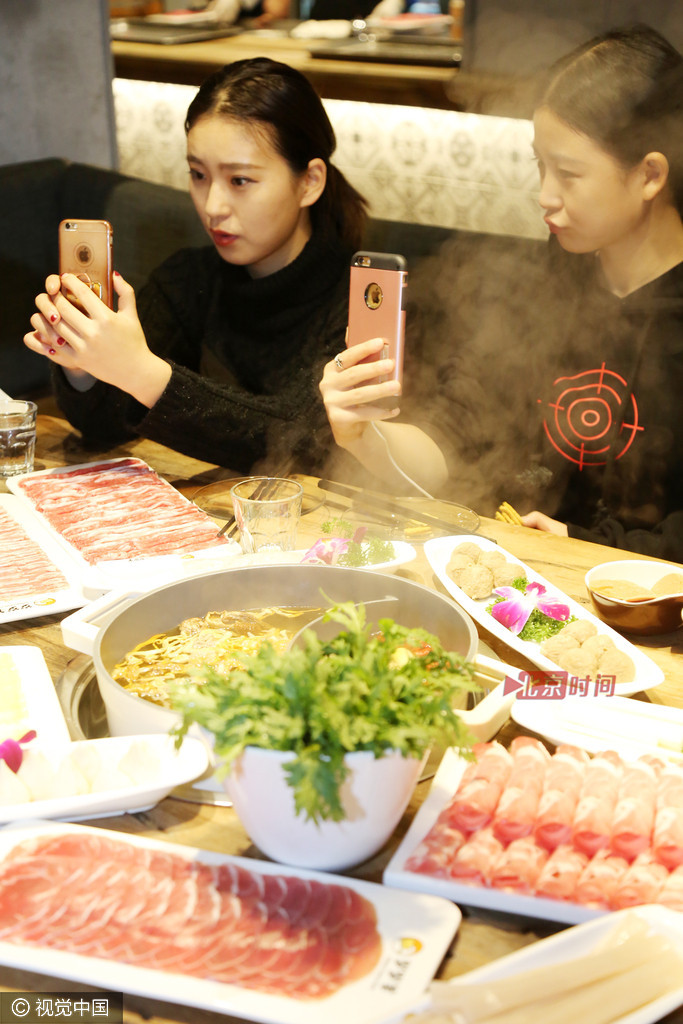 网红直播吸金 吃火锅签下200万代言合同