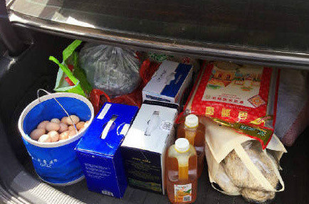 “满满的后备箱”连接起家与工作的距离，在春节假期开班前的一天更有意义。