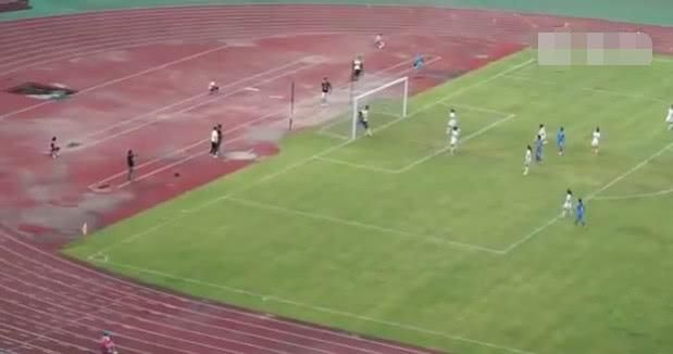 连人带球被撞门里,最美守门员微博三变脸:谁逼