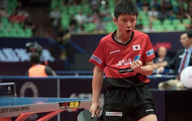 张本智和全场激情叫喊,最后却输掉比赛,怒摔球