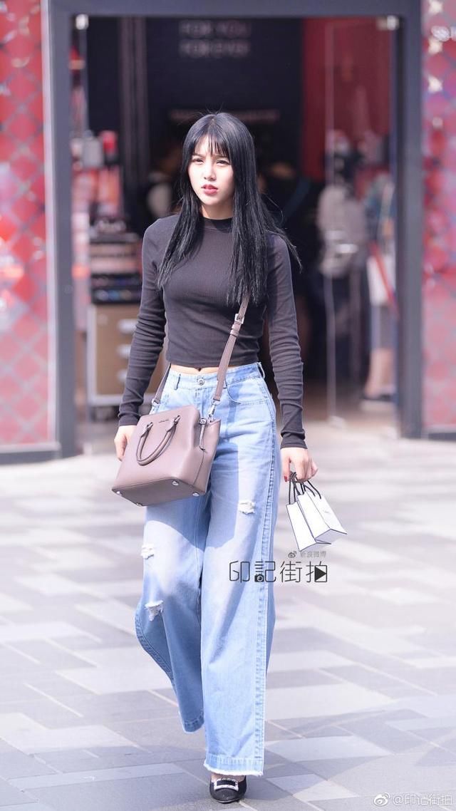 北京街拍, 红色格子衬衫搭配牛仔热裤, 彰显青春