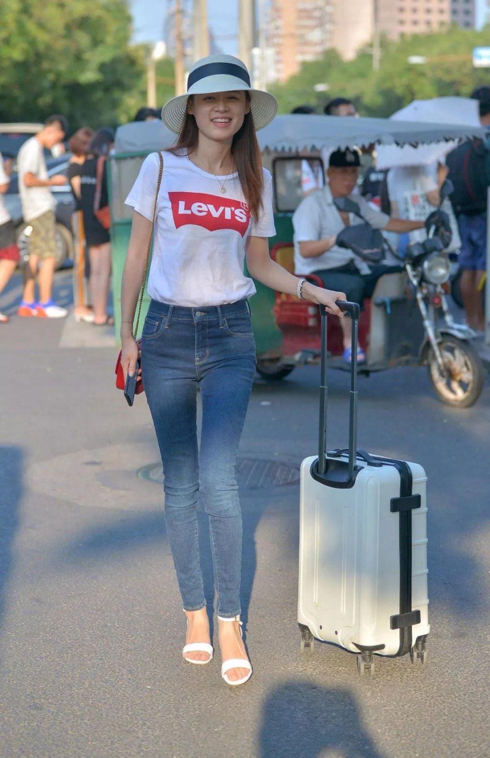 白色简约体恤搭配紧身牛仔裤,独自旅行心情甚