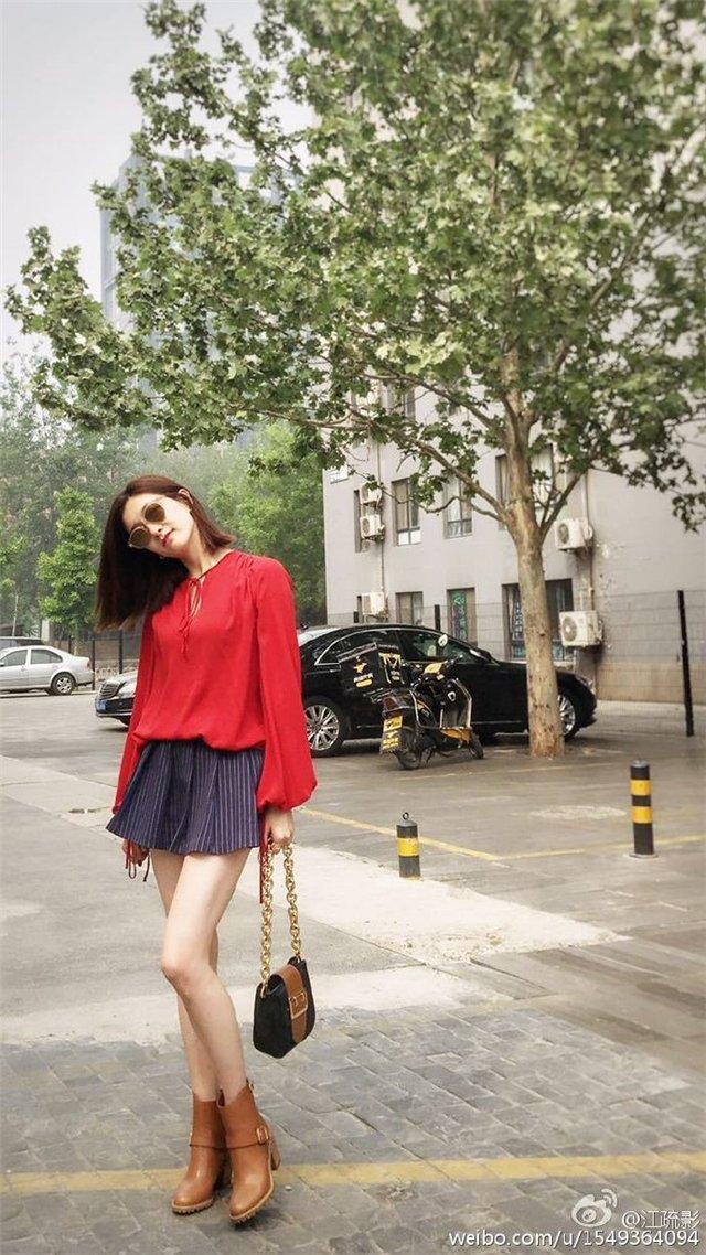让戚薇的腿告诉你 什么叫白得自带反光效果
