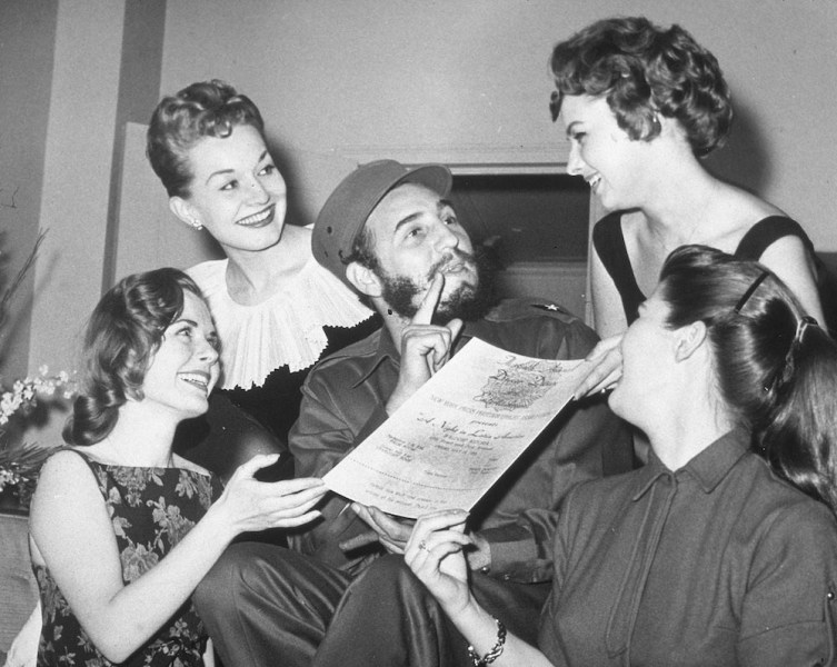 1959年4月卡斯特罗初夺政权后访美，几名美女送上邀请他参加新闻界舞会的请柬。