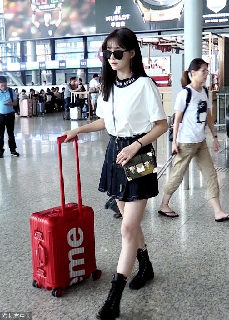 沈梦辰穿黑色短裤现身机场大方秀腿 墨镜遮面