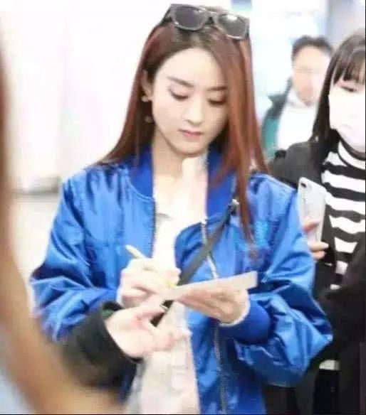 赵丽颖机场现身近照,破口大骂,还发微博怼他,网