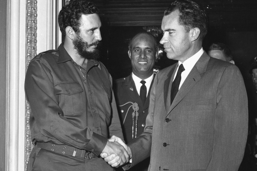 1959年4月21日，卡斯特罗访问美国与时任美国副总统的尼克松握手。