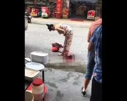 孕妇上街突然分娩 完成后抱娃淡定回家 孕妇上街突然分娩 完成后抱娃淡定回家