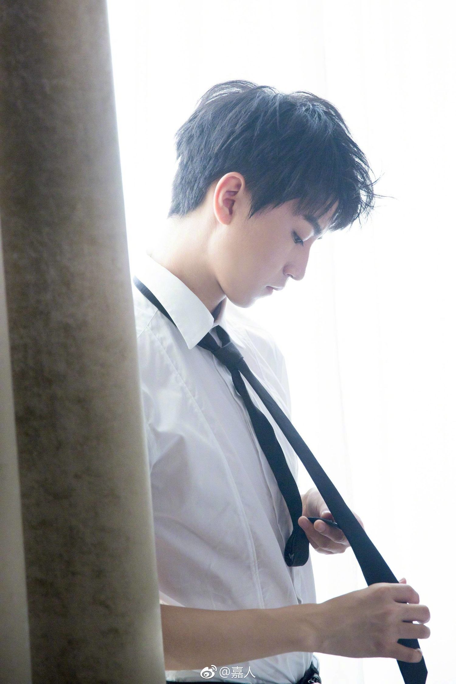 [tfboys][新闻]170620 王俊凯又曝新特写高清照 白衬衣打领带撩拨迷妹