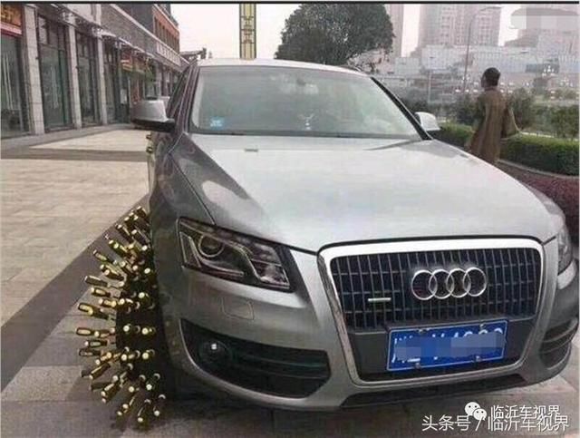 豪车车主乱停车结果被人报复,轮胎上被插50把