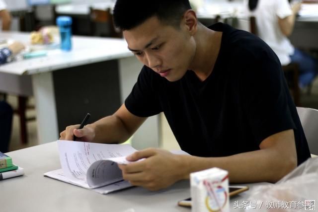 教师年轻教室辞职办辅导班,俩月赚十万,直言:当