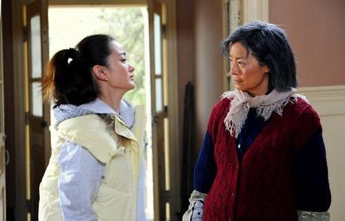 出嫁后我每年给养父母生活费,搬家后在楼道看