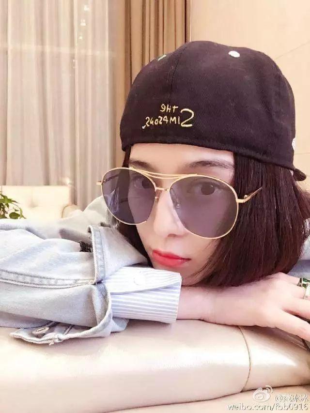 女星长白头发,赵薇染发盖不住,赵丽颖后脑勺成