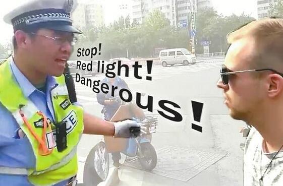 人脸识别治闯红灯 辅警飙英语教育闯红灯老外