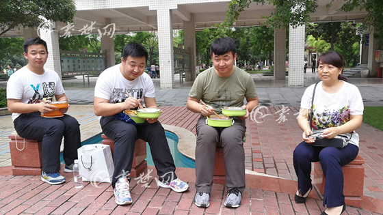 三胞胎高考生齐现郧阳中学考场