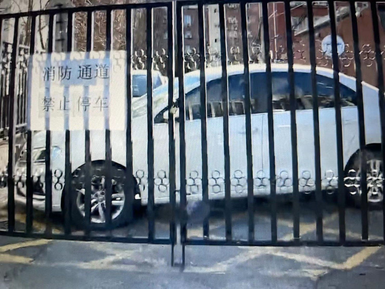 消防员走进居民家中 现场检查安全隐患 消防员走进居民家中 现场检查安全隐患