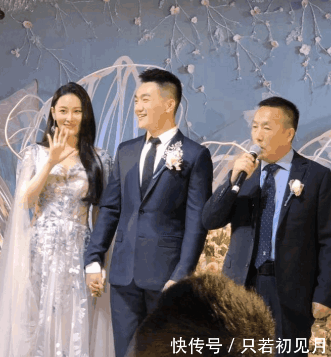 张馨予婚礼高清图曝光, 哭着亲吻新郎何捷, 上半