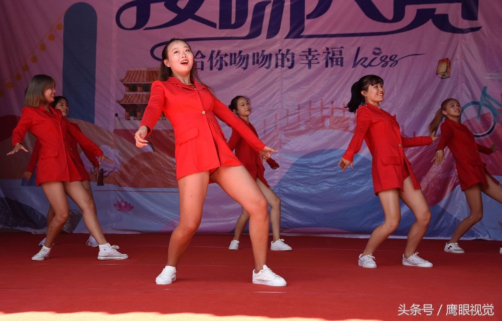 抖音上的《隔壁泰山》出名了,舞者搞笑模仿泰