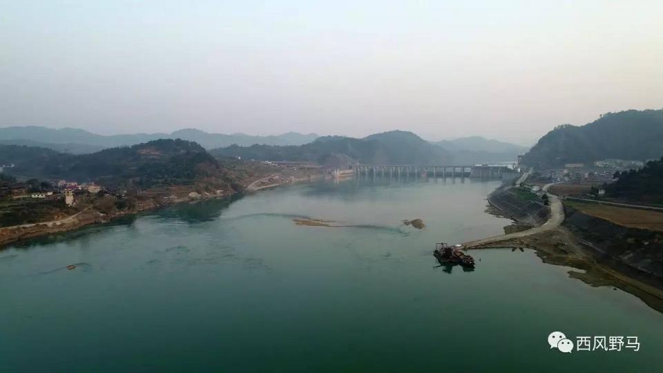 航拍沅江上的水电站,曾经河水湍急如今成为平静的水库 航拍沅江上的水电站,曾经河水湍急如今成为平静的水库
