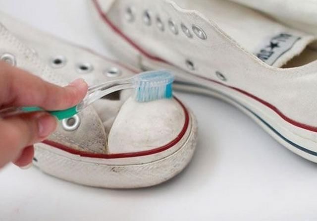 小白鞋发黄发旧难洗白?教你3个小绝招,鞋子轻