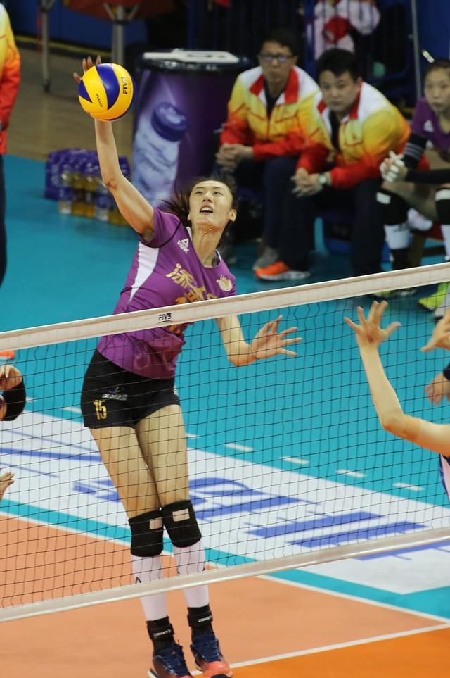 暂停回来,在这个生死攸关的时刻,王媛媛拦死了金软景的扣球,扳平比分