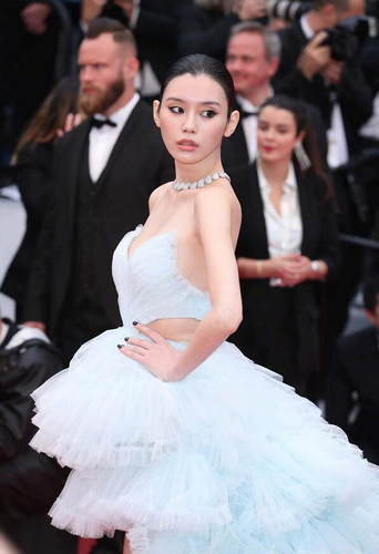 难道真怀孕了?奚梦瑶亮相红毯 腰间赘肉明显