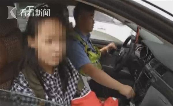 15岁女孩博关注拦警车 问其原因：因为我想唱歌