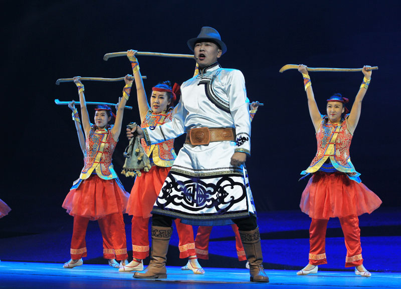 莫力达瓦达斡尔族自治旗乌兰牧骑表演的《赞贝阔》.