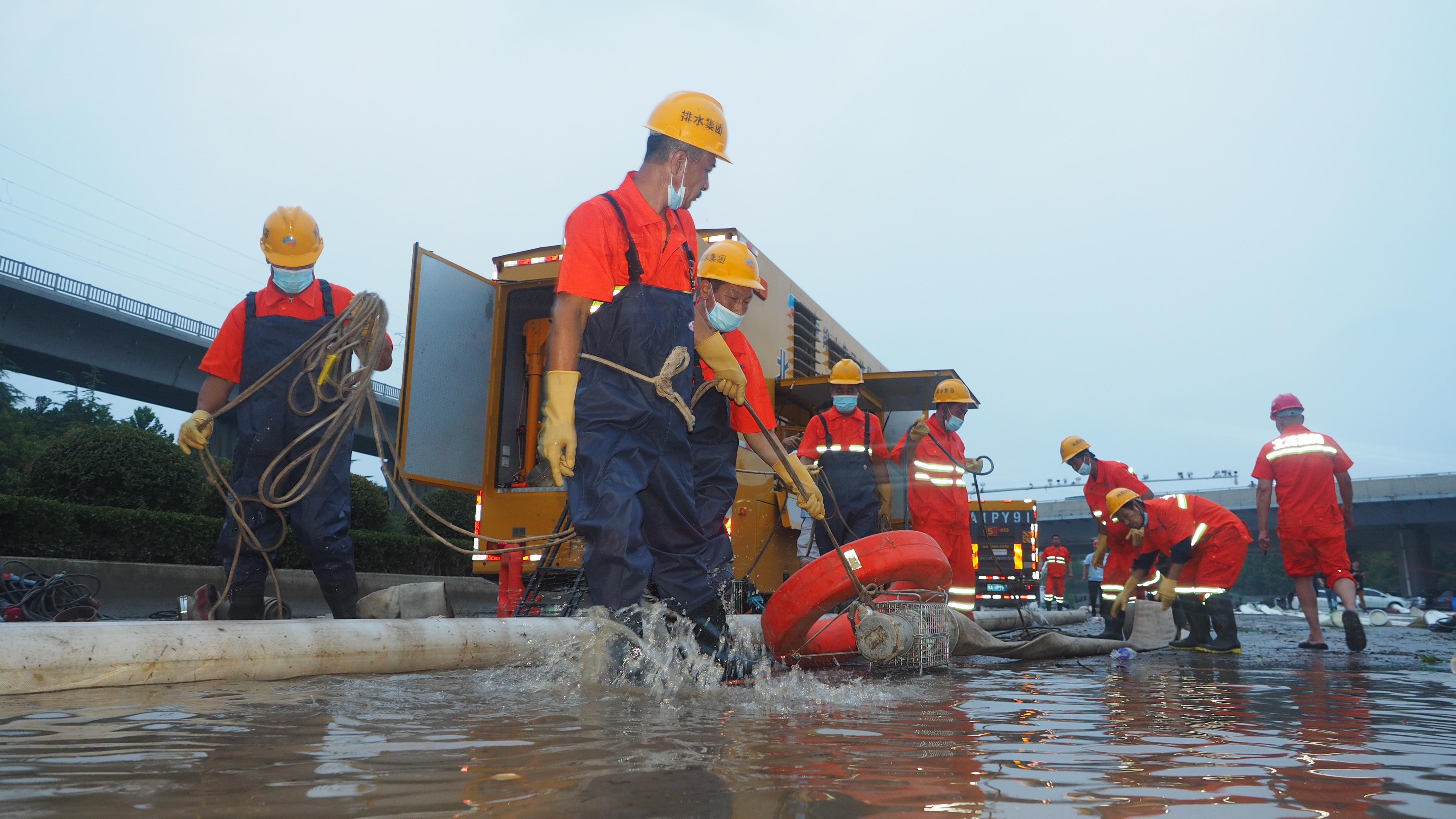 北京排水集团突击队驰援郑州 已全力投入抢险 北京排水集团突击队驰援郑州 已全力投入抢险
