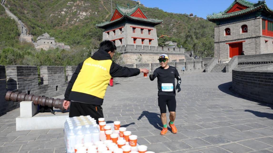 放心去跑，路上有我！居庸关垂直马拉松，昌平志愿者热情服务