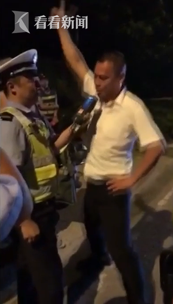 男子吹气检测现场尬舞 但他并没有酒驾 男子吹气检测现场尬舞 但他并没有酒驾