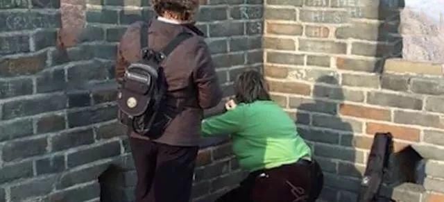 一段在国外走红的高铁不文明行为画面,不要只