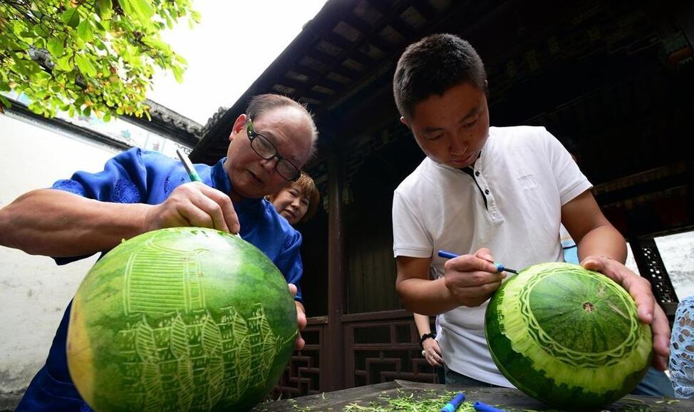 雕刻艺人在西瓜上作画。