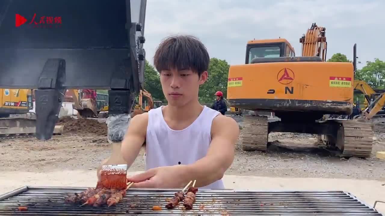 用挖掘机操作的烧烤 别有风味