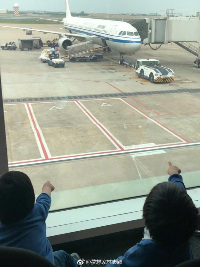 林志颖带俩儿子坐飞机,陈若仪偏心老二,老三可