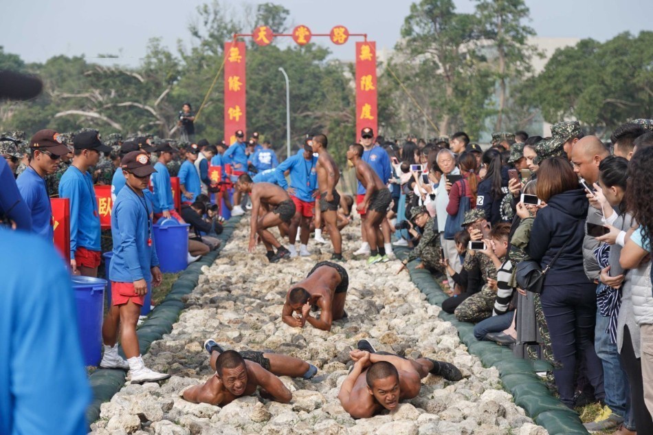 龇牙咧嘴这个痛!台军草莓兵石头上摸爬滚打