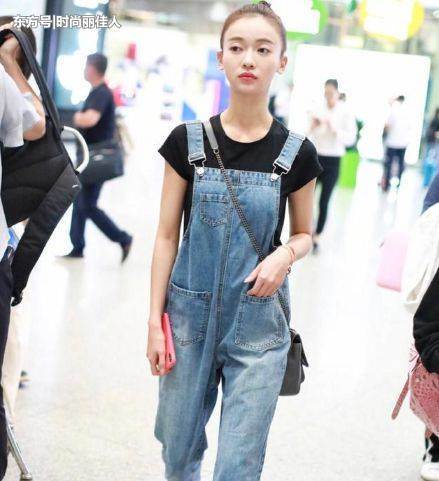 吴谨言黑T恤+背带牛仔裤,嘟嘟嘴丸子头萌回18