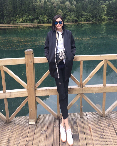 组图-大长腿比拼!女篮队长晒靓照