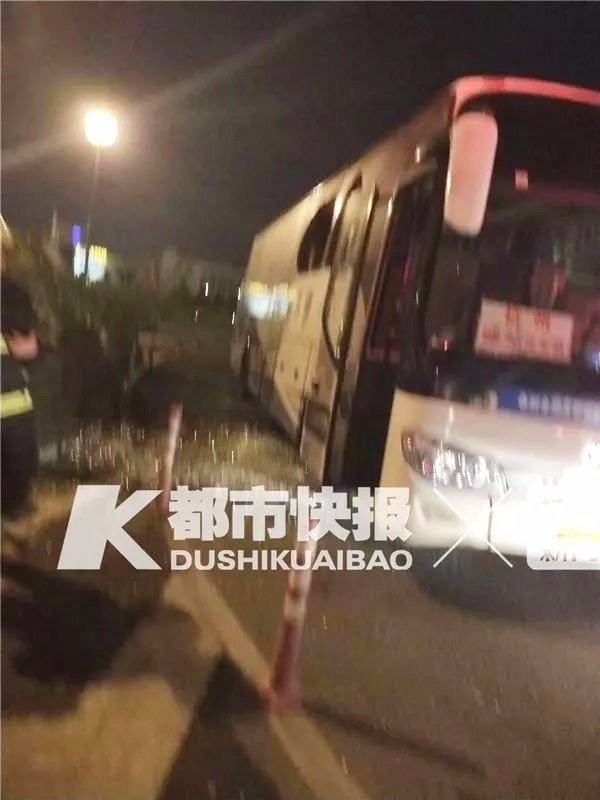 14名乘客砸窗逃生 杭州开往湖州的大巴到底发