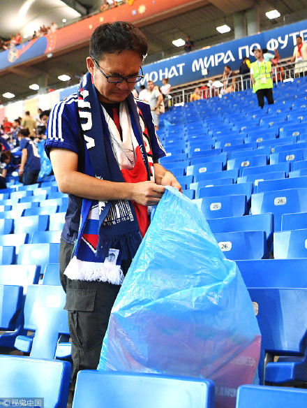 日本队赛后清理更衣室 留字条感谢