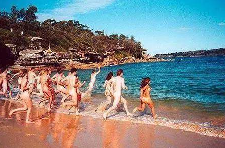 这里的人们对阳光有着狂热的爱慕，沙滩上的人们翻来覆去、没完没了地将自己在阳光下曝晒，直到晒成一片片金黄色的叶子。