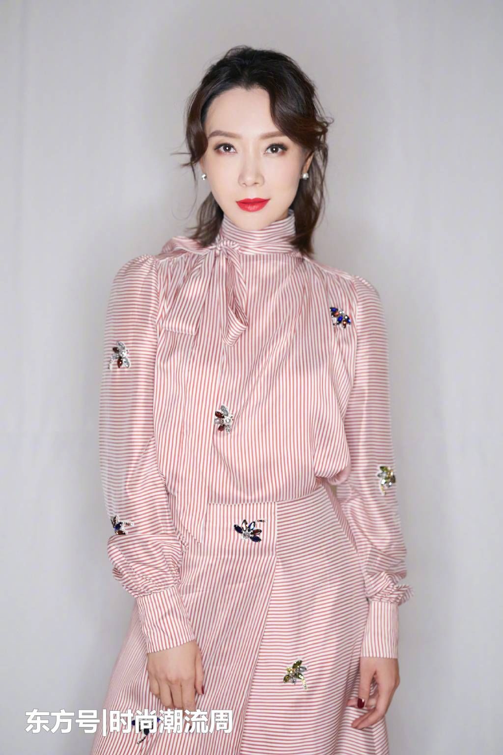 陈数出席活动粉色条纹礼服展少女气质,红色丝