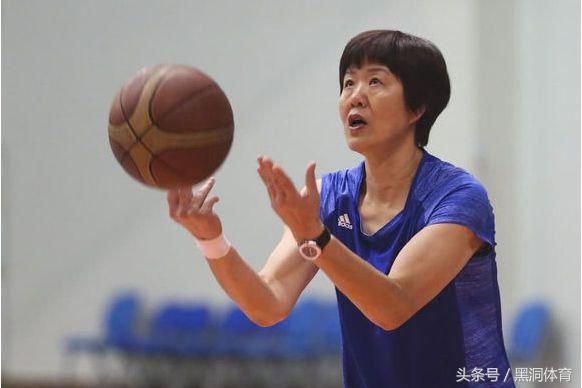 中国女排抵达北仑,用篮球代替排球训练全力备