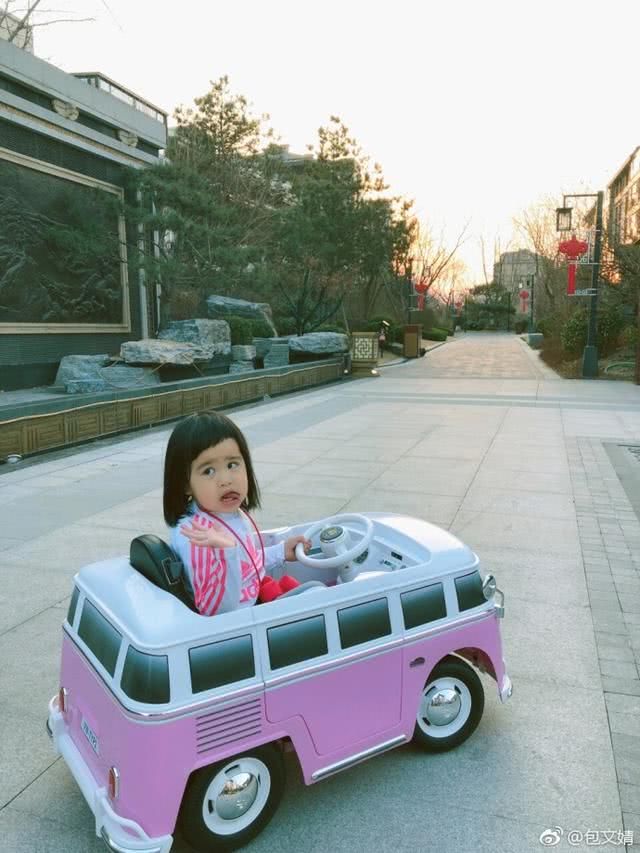 包贝尔小区溜娃照曝光,无意曝光别墅区干净的