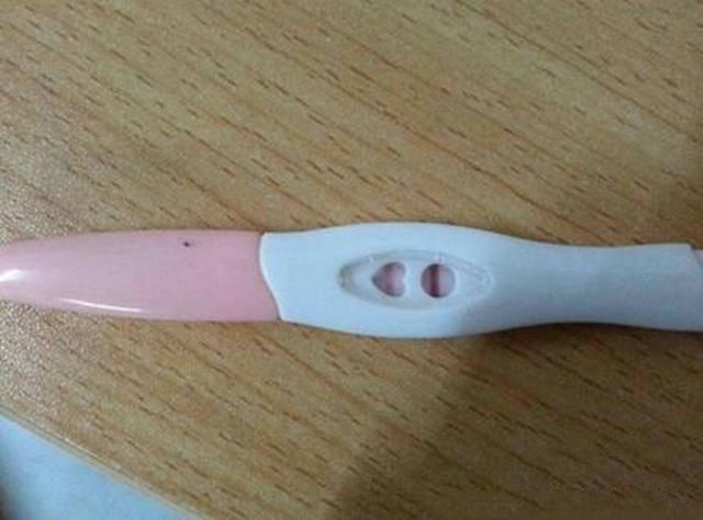 23岁孕妈顺产8斤男婴,全家人围着宝宝转,护士