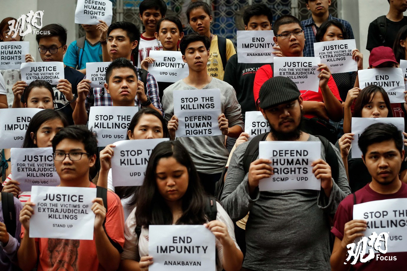 当地时间2016年8月11日，菲律宾奎松城，菲律宾大学学生及青年团体参加点烛抗议活动，抗议对毒贩处以私刑，呼吁法律制裁。自菲律宾总统杜特尔特发起禁毒运动起，已有超过800名与毒品相关的嫌疑人被杀死，另有近60万人向当局自首。