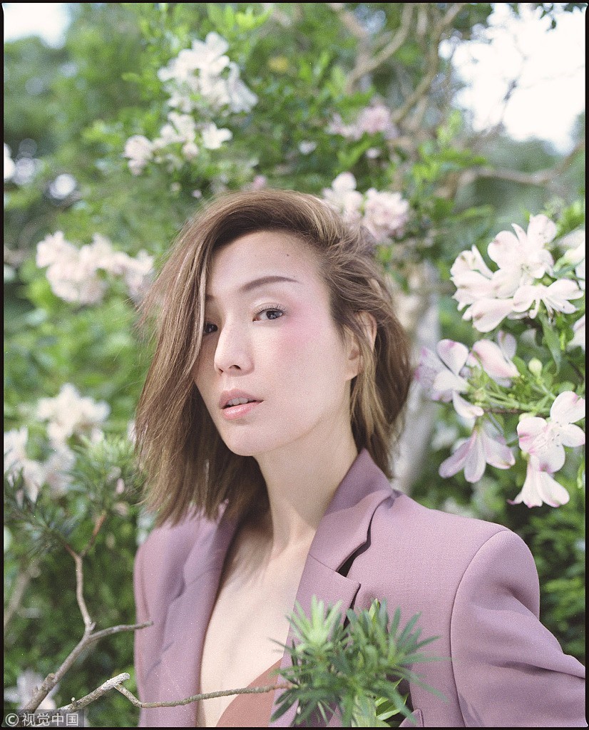 郑秀文穿吊带背心拍封面性感优雅 46岁能继续唱歌感到幸运