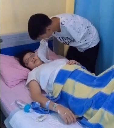 产妇刚生完宝宝容易冒虚汗,接着丈夫又仔细的为妻子擦汗!