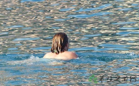 怎么学蛙泳抬头换气