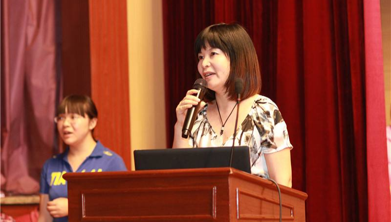 《携手同行》：提倡孩子要牵着手教育——朱敏